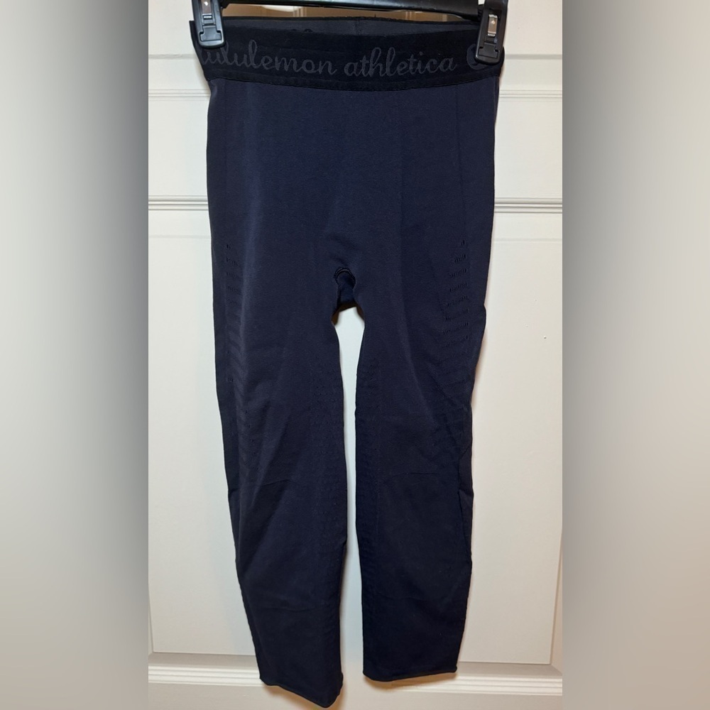 Lululemon Seamless Crop 21” Navy Logo Waistband Leggings Sz M